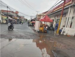 Ruas Jalan Gurame Raya Perumnas 2 Jadi Kubangan, Warga Kecewa
