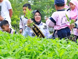 Bupati Afni Ajak Pelajar PAUD Sains Tahfidz Islamic Center panen Sayuran