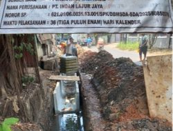 Proyek Pemasangan U-Ditch di Caringin Dikeluhkan Pengendara: Tumpukan Lumpur Ganggu Arus Lalu Lintas