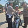 Polsek Bungaraya Bagikan Bendera Merah Putih Sambut HUT ke-81 Kemerdekaan RI