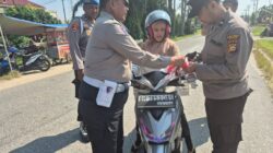 Polsek Bungaraya Bagikan Bendera Merah Putih Sambut HUT ke-81 Kemerdekaan RI