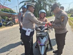 Polsek Bungaraya Bagikan Bendera Merah Putih Sambut HUT ke-81 Kemerdekaan RI